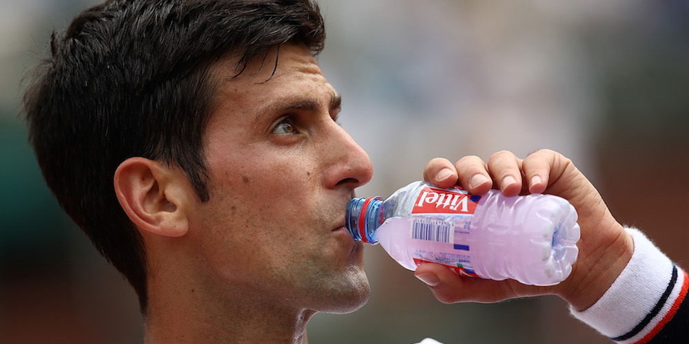 novak djokovic drinking - how to stay hydrated on tennis court